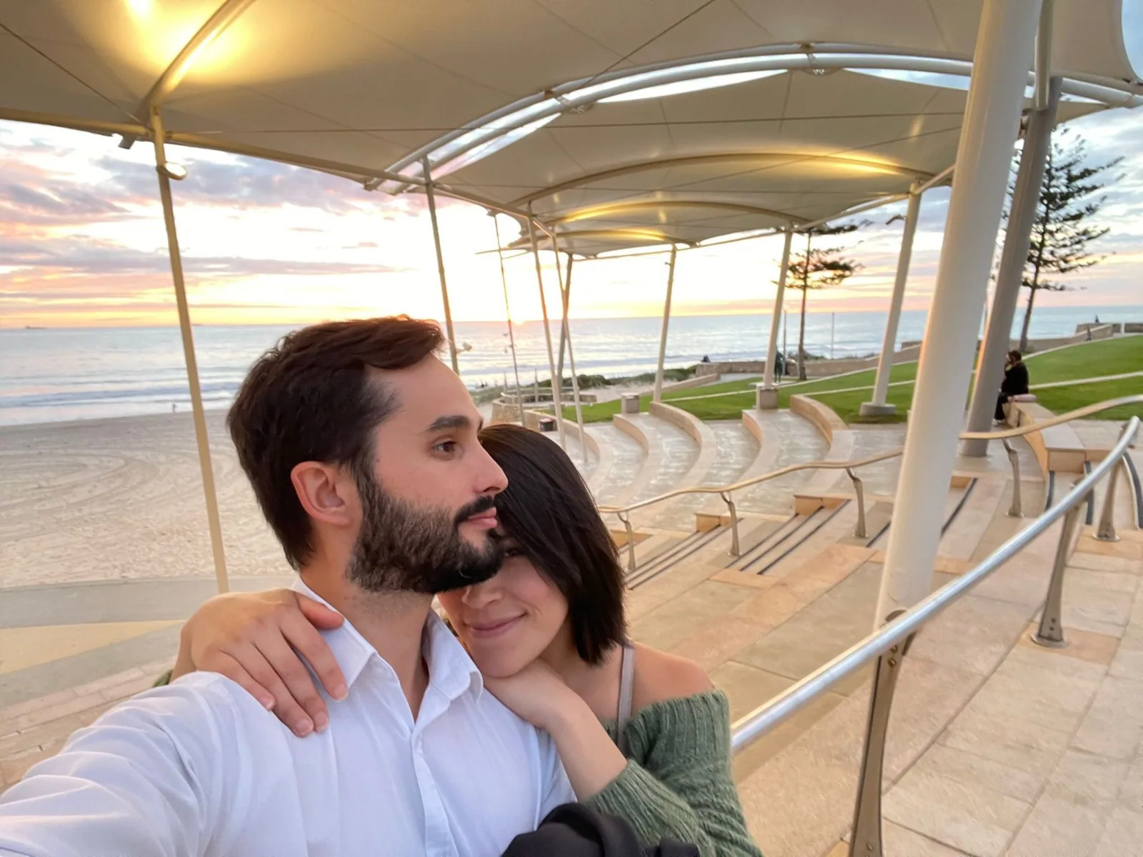 Carolina y Nacho mirando el atardecer junto al mar