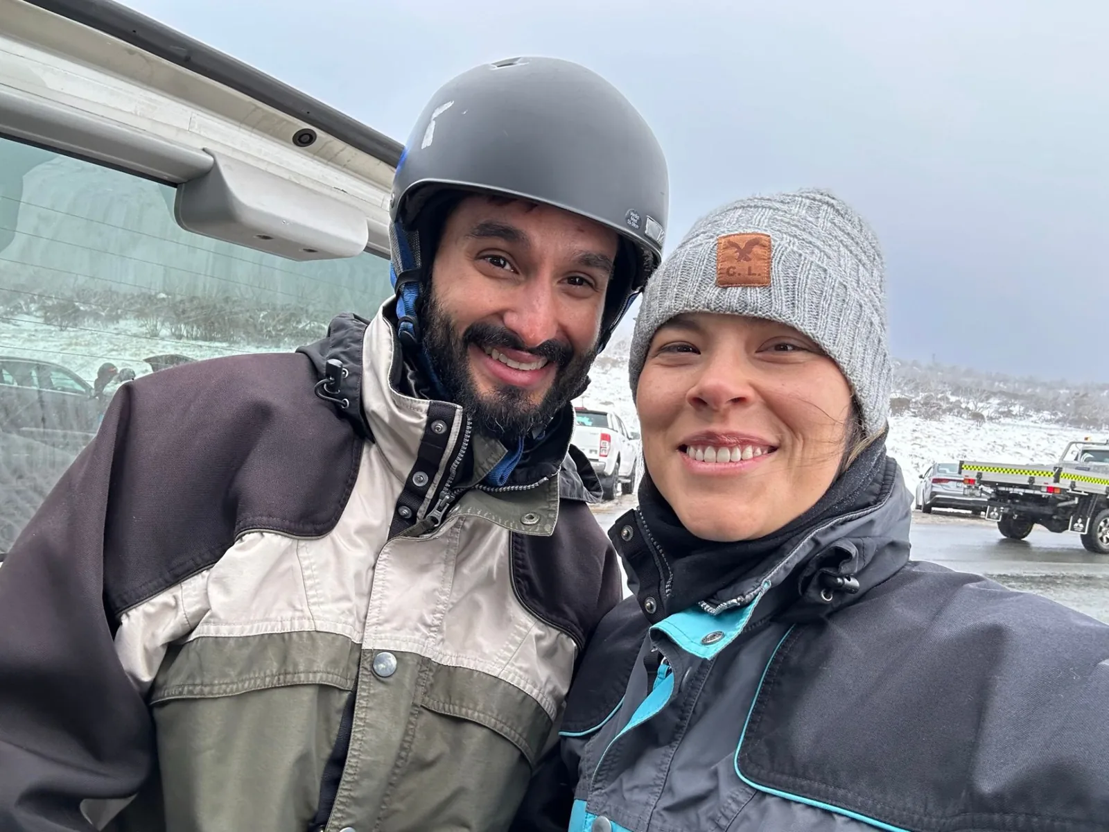 Carolina y Nacho abrigados en la nieve